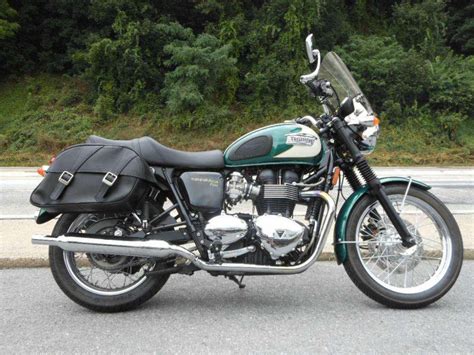 You are looking at beautiful bonneville being sold by the original owner with only x,xxx miles from new. Buy 2010 Triumph Bonneville T100 Standard on 2040-motos