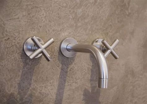 Wandputz im badezimmer hat den vorteil, dass die wand nicht nur schützend versiegelt wird, sondern gleichzeitig offen ist für den feuchtigkeitsaustausch. Kalkputz, wandputz, betonputz, mineralputz, wandgestaltung ...