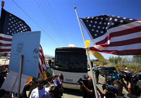 Protesters Block Immigrant Detainee Buses Feds Wont Discuss New Plan