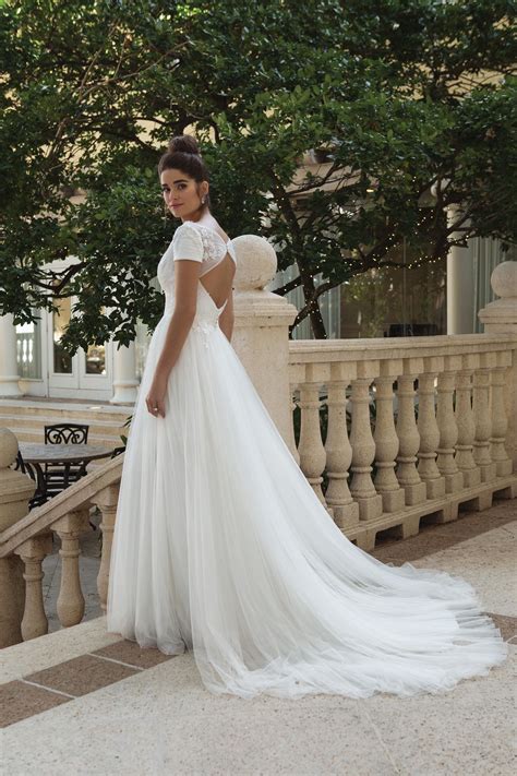 Wir bieten ihnen die neuesten günstige hochzeitskleider für damen in deutschland. Weißes Kurzarm-Brautkleid mit V-Ausschnitt und Tüllrock ...
