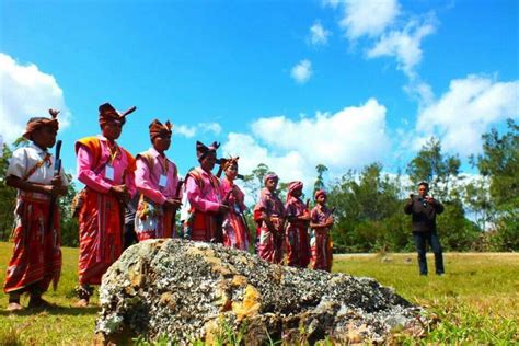 Negara tetangga timor leste yang berbatasan langsung dengan provinsi nusa tenggara timur ini menawarkan pesona pariwisata yang luar biasa. 5 Budaya Unik Suku Timor di Timor Tengah Selatan, NTT