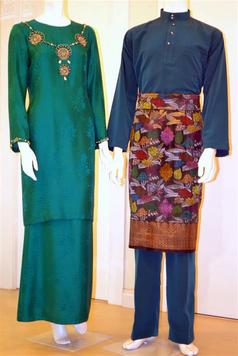 Contohnya adalah model skirt, dan yang paling popular ialah skirt tenunan. Kaymaria Boutique: June 2012