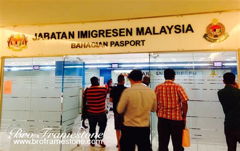 Lagipun jabatan imigresen malaysia dah mengumumkan kadar bayaran untuk membuat atau memperbaharui passport antarabangsa malaysia adalah rm200 bagi tempoh 5 tahun untuk warganegara malaysia berbanding kadar lama iaitu rm300 bagi tempoh 2 tahun. Travel Blog : Renew Passport di Jabatan Imigresen Putrajaya
