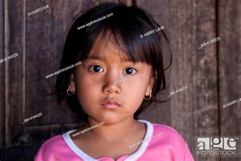 Girls From The Palaung Tribe Portrait Taung Ni Village Kalaw Shan