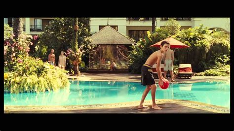 Мария, генри и трое их сыновей приезжают на зимний отдых в таиланд. Lo imposible (2012) - Trailer 2 HD (Español) - YouTube
