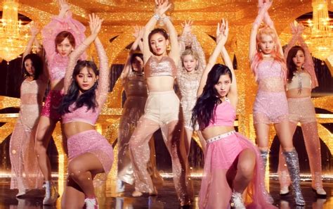 갑자기 혼자인 것만 같은 날. Twice Tampil Glamor Dan Elegan Di MV Comeback 'Feel ...