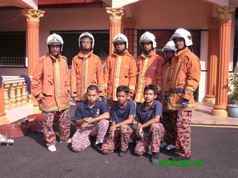 Lagu kadet bomba dengan lirik. Kadet Bomba Dan Penyelamat Malaysia: Latihan Kawad Basah ...