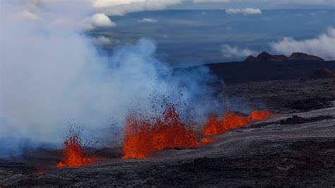 As Mauna Loa Erupts Officials Warn Of Air Hazards The New York Times