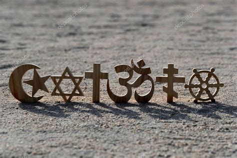 Símbolos Religiosos En La Arena Cristianismo Islam Judaísmo