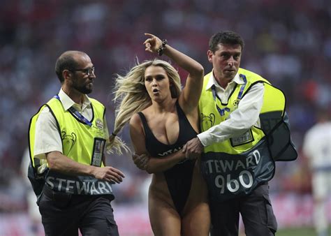 Heute abend um 21:00uhr startet das cl finale zwischen paris und bayern münchen. Champions League Final streaker: Totenham vs Liverpool FC match interrupted by pitch invader ...