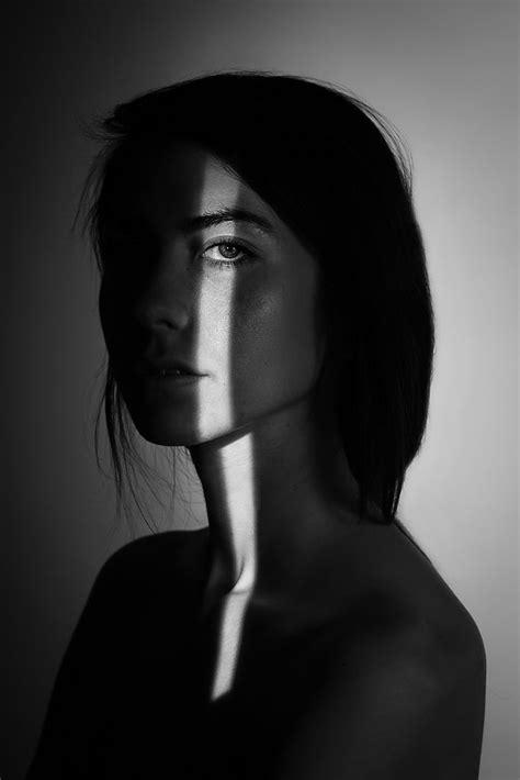 Schwarz Weiß Porträt Fotografie Foto Idee Licht Schatten Lichtstreifen