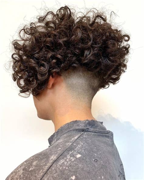 Épinglé sur Coiffure cheveux courts femme