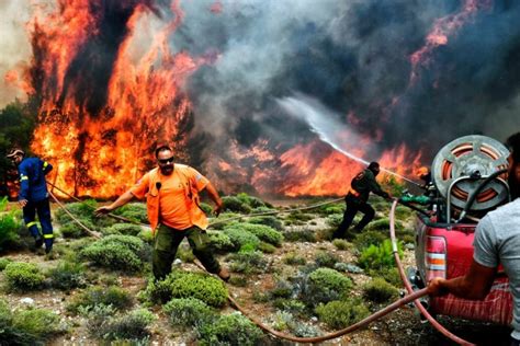 În mai multe zone din grecia este risc ridicat de producere a unor incendii de vegetaţie. Cod roşu de risc de incendii în Grecia. Temperaturi de ...