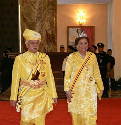 When his father hrh sultan iskandar ascended the throne of johor, tunku ibrahim was appointed heir and proclaimed as the crown prince on 3 july 1981. WARISAN RAJA & PERMAISURI MELAYU: Keberangkatan Raja-Raja ...