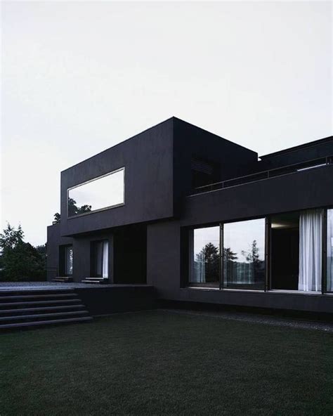 The ease with which this design impresses the passerby is a testament to the artist's creative vision. 20 pictures of black and white houses that prove black can ...