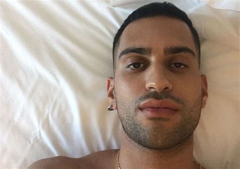 Mahmood non ha mai fatto outing, ma secondo molti il ragazzo sarebbe omosessuale e lo avrebbe il fidanzato di mahmood sarebbe il ballerino gabriele esposito, al momento nessuna conferma e. Mahmood è fidanzato? Le rose per l'uomo misterioso