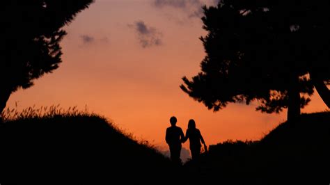 Download Wallpaper 2560x1440 Couple Silhouettes Dusk Love Romance