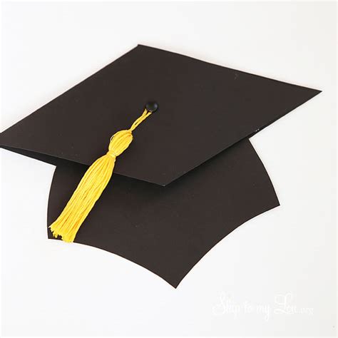 Make this cool interactive graduation cap card. DIY Graduation Cap Gift Card Holder | Skip To My Lou