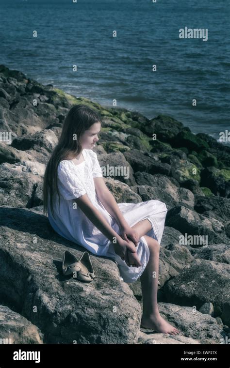 Mädchen Barfuss Auf Stein Fotos Und Bildmaterial In Hoher Auflösung Alamy