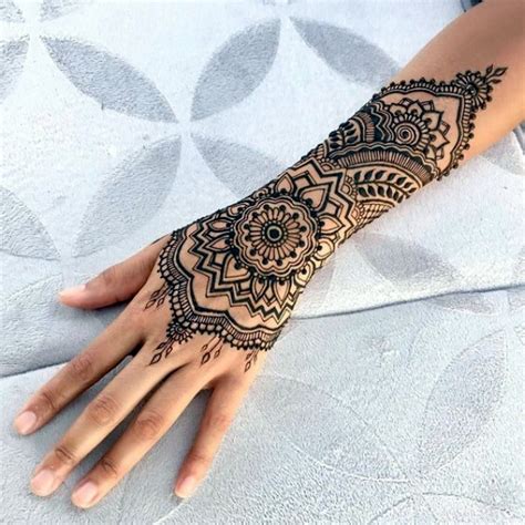 You can incorporate the portrait inside your circular mehendi. 40 Beautiful and Simple Henna Designs for Hands