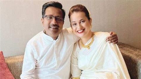 New Profile Picture IAS Tina Dabi Shares Photo With Husband Mint