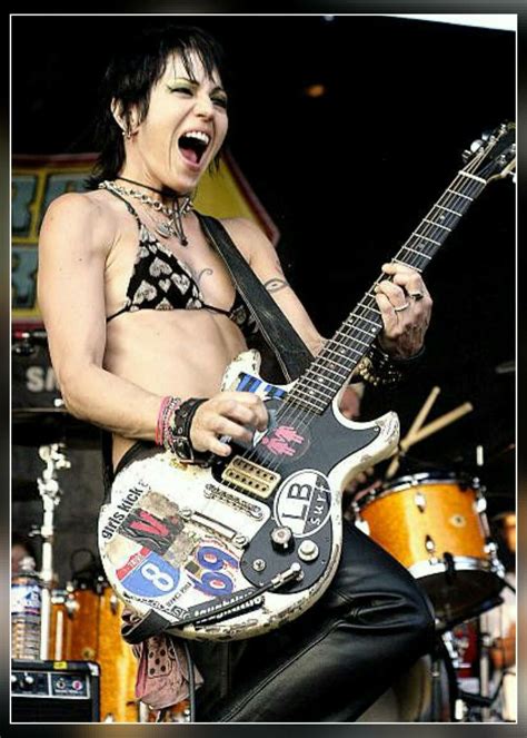 Pin By 𝐍𝐨𝐭𝐄𝐧𝐝𝟑𝟓𝟖 On Joan Jett Joan Jett Heavy Metal Girl Female Guitarist