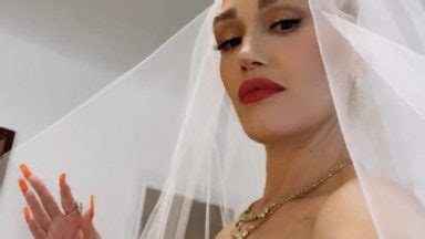 Singer Gwen Stefani Nude Tits Paparazzi Beach Photos Onlyfans Leaked Nudes