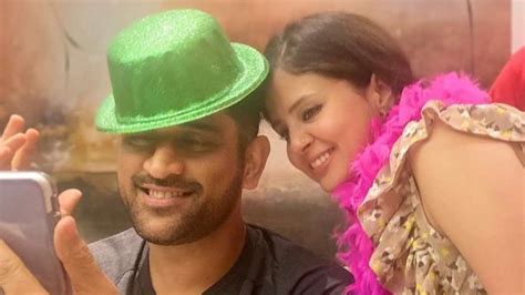 Ms Dhoni Gave This Stunning Gift To Wife Sakshi On Th Wedding Anniversary