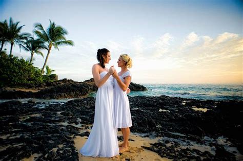 Lesbian Beach Wedding Marry Me Maui Wedding Planners Lesbian Beach Wedding Beach Bride Lesbian