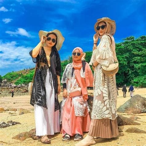 Kata siapa sih wanita bertubuh curvy tidak bisa tampil fashionable? Outfit ke Pantai untuk Wanita Berhijab Agar Tidak Salah ...