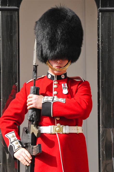 Pin By Ben Garnell On Ghats Queens Guard British Guard Royal Guard