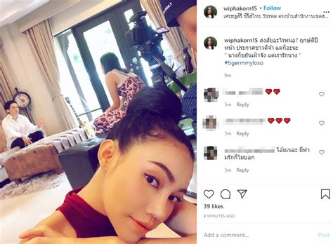 เอมมี่ แม็กซิม พร้อม พี่กานต์ วิภากร และน้องเสือ (ลูกชาย) ตั้งโต๊ะแถลงข่าวชี้แจงประเด็นโพสต์รูปขอบคุณกานต์เสกทำคนเข้าใจผิด จริงๆผิดที่ก่อน. มาเร็ววววววว!!!กล้าถามก็กล้าตอบ "เสือ" ตอบแล้วความสัมพันธ์ ...