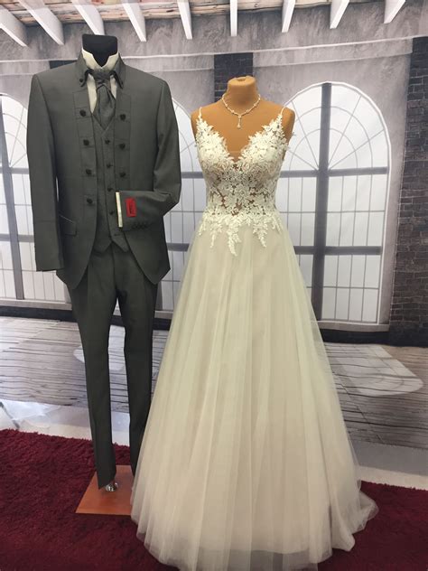 Lilly becker steht in ihrem ankleidezimmer vor dem spiegel. Hochzeitskleid Lilly Becker