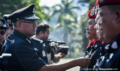 Najib loses cool, shouts at police. 'Apabila masanya telah tiba untuk pergi, anda pergi'