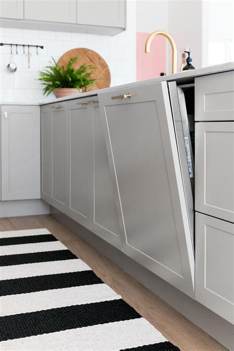 Island benchtop and splashback by caesarstone in noble grey. 5 5211 Noble Grey™ - Briar Stanley / Sunday Collector ...