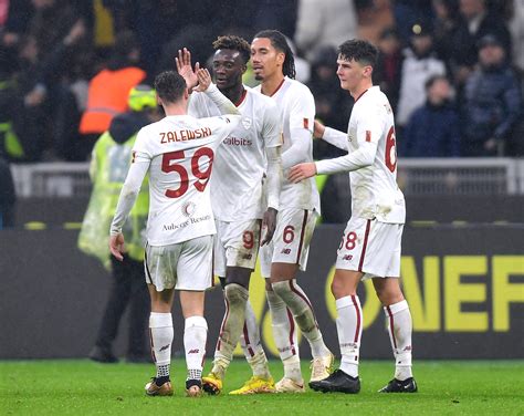 Roma snatch last-gasp 2-2 draw with Milan | Reuters