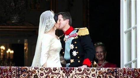 Kiss Royal Wedding Prince William Kate Middleton Catherine Youtube