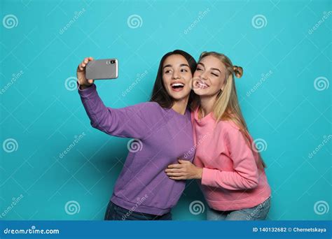 Jeunes Femmes Riant Tout En Prenant Le Selfie Photo Stock Image Du Pose Fond 140132682