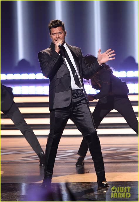 Jamie Foxx Steven Tyler And More Perform On Idol Finale Photo 3369177 Chris Brown Jamie