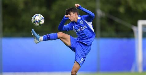 Vraag vrijblijvend een offerte aan. Nieuw goudhaantje staat klaar bij KRC Genk: "Hij maakt ...