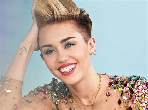 Miley Cyrus Vmas Miley Cyrus Mtv Video Music Awards 2015 Mtv Vmas 2015 Filmibeat