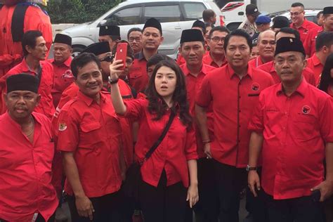 Pakai Kemeja Merah Tina Toon Daftar Jadi Bakal Caleg Dprd Dki Jakarta