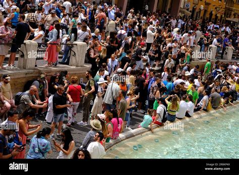 Crowds Gather Around The Trevi Fountain In Rome Italy Stock Photo Alamy