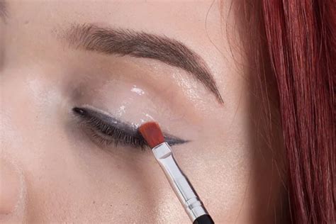 How To Achieve The Trendy Glossy Eyelid Look Without Looking Like You