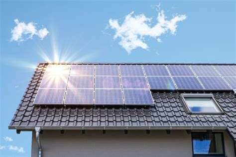 Installazione tetto fotovoltaico: requisiti e costi per un impianto ottimale
