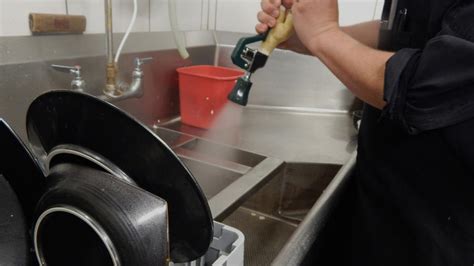 Pembersih seperti deterjen cuci cair untuk alat dapur atau biasa disebut deterjen cuci piring. Restoran Ini Gunakan Kompressor Udara untuk Cuci Piring ...