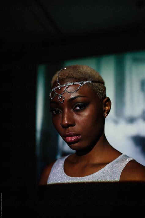 Portrait Of Black Woman In Front Of Projector Image Del Colaborador