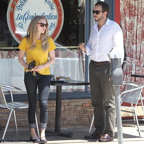 amanda seyfried in cute yellow t shirt turned up jeans and ballet flats dark haired men jeans