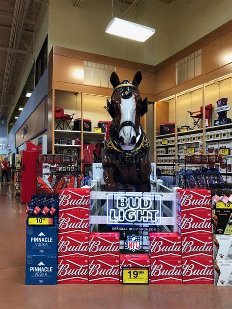 Bud Light Light Beer Display Foto Editorial Imagen De Cerveza Ventas