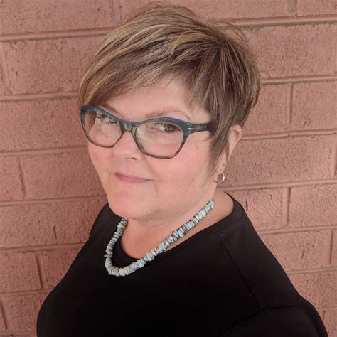 Keeping it simple can be the best way to wear short hairstyles for women over 50 with glasses. What are the best short hairstyles to wear with glasses ...